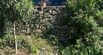 Charmante maison en pierres avec terrasses intĂ©rieures Ă lâabri des regards