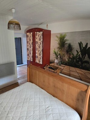 2 habitaciones, tabla de planchar con plancha y ropa de cama