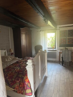 2 chambres, fer et planche à repasser, draps fournis