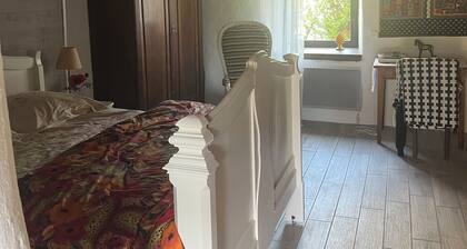 Charmante maison en pierres avec terrasses intĂ©rieures Ă lâabri des regards