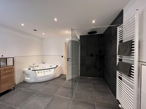 Douche, baignoire à jets, sèche-cheveux, savon