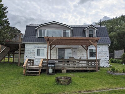 Waterfront 3 bedrooms Cottage on Rice lake