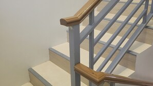 Una scala con ringhiere in legno e gradini chiari.