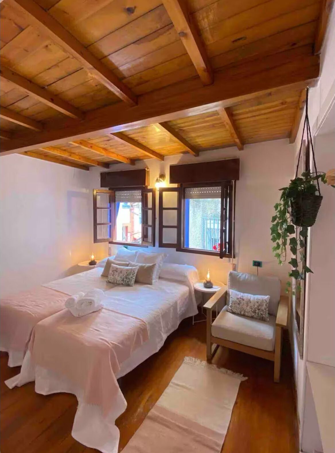 3 habitaciones, tabla de planchar con plancha y ropa de cama 