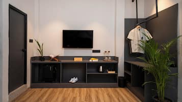 Luxury Suite | Desk, laptop workspace, blackout curtains, iron/ironing board