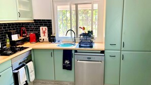 Mikrobølgeovn, ovn, kokeplater og oppvaskmaskin