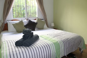 2 chambres, fer et planche à repasser, Wi-Fi, draps fournis