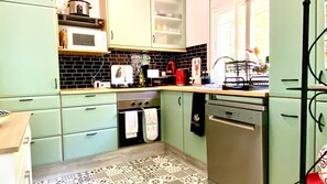 Microondas, horno, placa de cocina y lavavajillas