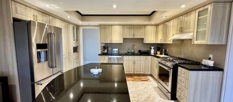 Massive Luxury Retreat w/Gym, Sauna & Games & More