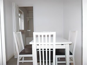 Casa, 2 quartos, vista para o jardim | Sala de jantar