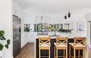 Frigorífico, microondas, horno y placa de cocina