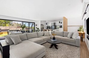 Una televisión, una chimenea, una oficina