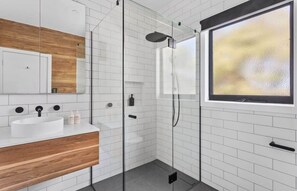 Dusche, Haartrockner, Shampoo