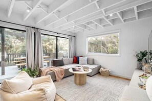 Una televisión, una chimenea