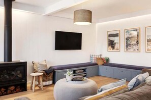 Una televisión, una chimenea