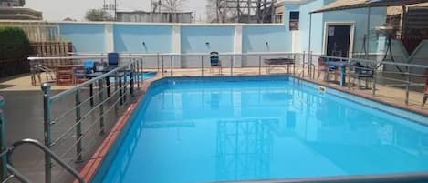 Swim-up bar