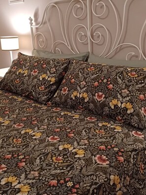 1 habitación, tabla de planchar con plancha, wifi gratis y ropa de cama 