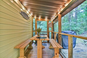 Dining - Asheville Creekside, 15 mins 2 Downtown, Hot Tub/Fire Pit /Fenced Yard for dogs! (Asheville)