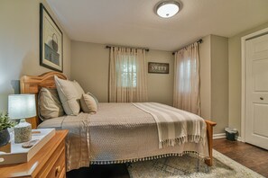 2 bedrooms, iron/ironing board, WiFi, bed sheets - Asheville Creekside, 15 mins 2 Downtown, Hot Tub/Fire Pit /Fenced Yard for dogs! (Asheville)