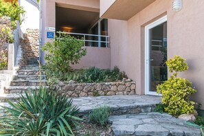 Exterior detail - Villa IVKA Apartment A - a spacious apartment with 2 bedrooms and 2 bathrooms (Brela)