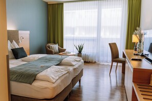 Comfort kamer, 1 twee- of 2 eenpersoonsbedden, uitzicht op bergen | Een minibar, een kluis op de kamer, een bureau, verduisterende gordijnen