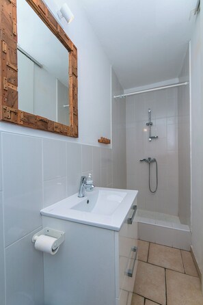 Bathroom - Villa IVKA Apartment D - terrace with panoramic views, 1 BR + ensuite bathroom (Brela)