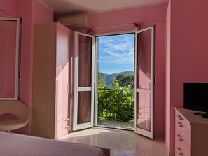 3 bedrooms, free WiFi, bed sheets - Quiet B&B with Pool & Mountain Views - Near Riviera Beaches (Villanova d'Albenga)