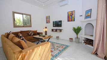 Villa, 3 Bedrooms, Accessible, Smoking | Living room