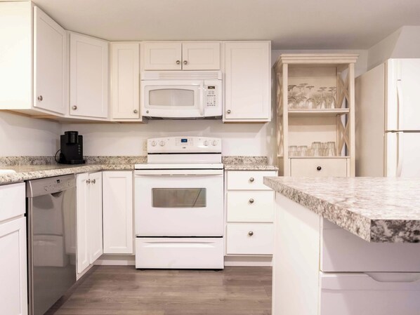 冷蔵庫、電子レンジ、オーブン、コンロ