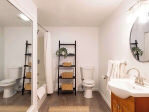 Een douche, een haardroger, handdoeken, shampoo