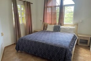 3 quartos, cofres nos quartos, ferros/tábuas de passar roupa