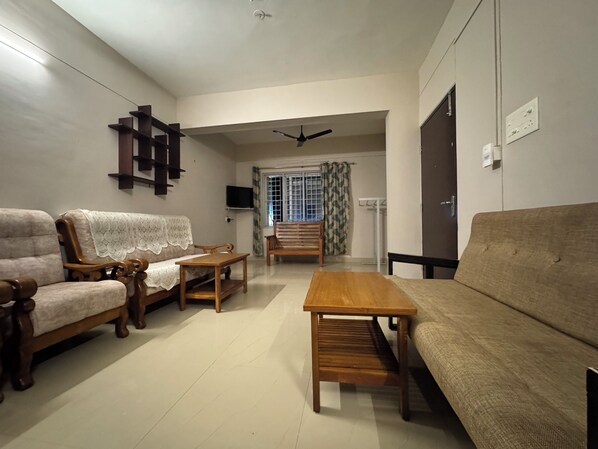 Smart TV - Nachiyar Suites 2-bedroom apartment in Thiruvananthapuram with WiFi, AC (Thiruvananthapuram)