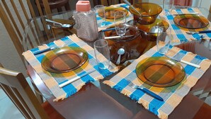 A dining table set with glassware, plates, and cutlery. - Joinville has Casa Vintage - comfort and a privileged location. (Joinville)