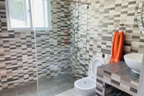 Douche, serviettes fournies, savon, papier toilette