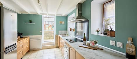 Refrigerador, microondas, horno y cafetera y tetera