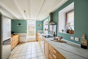 Fridge, microwave, oven, coffee/tea maker