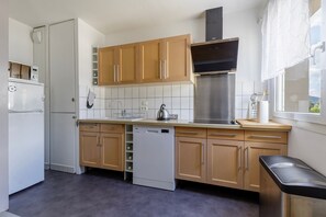 Fridge, microwave, oven, dishwasher