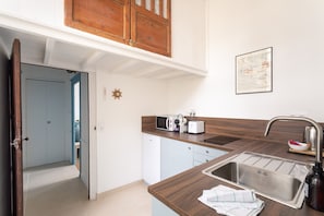 Kühlschrank, Mikrowelle, Wasserkocher mit Kaffee-/Teezubehör