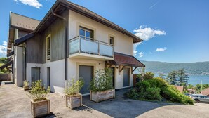 A modern two-story house with a balcony, wooden planters, and a view of the sea. - Chez NiLo - 5min de la Plage (Veyrier-du-Lac)