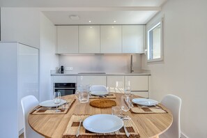 Fridge, oven, dishwasher, coffee/tea maker