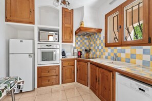 Kühlschrank, Mikrowelle, Ofen, Geschirrspüler