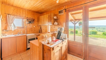 Fridge, microwave, oven, coffee/tea maker