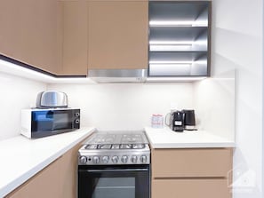 Réfrigérateur, micro-ondes, plaque de cuisson, grille-pain