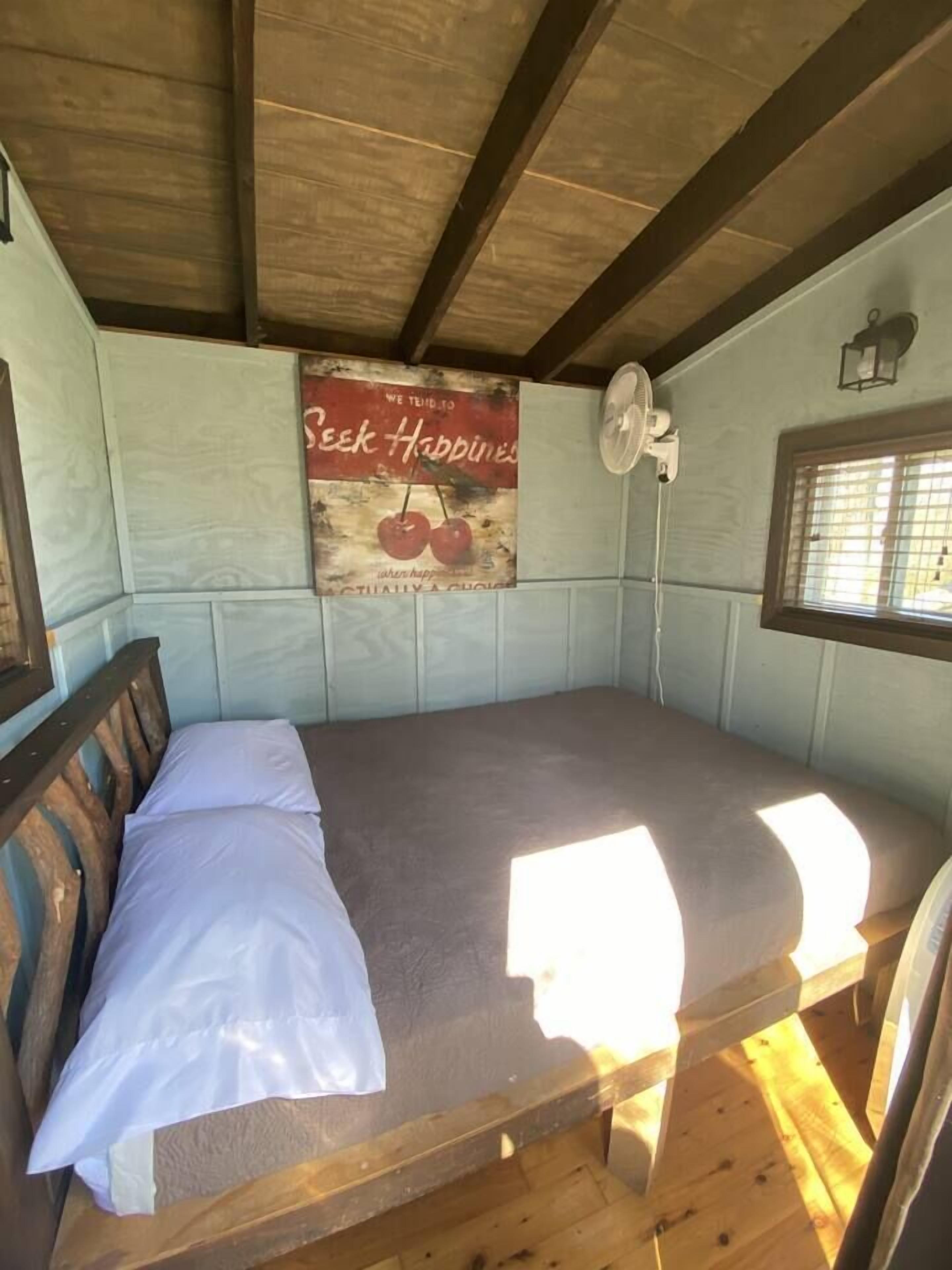 2 bedrooms, bed sheets