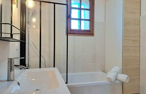 Haartrockner, Handtücher, Seife, Toilettenpapier