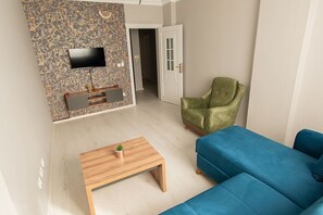 Bloc d'apartaments, balcó, vistes al mar | Sala d'estar