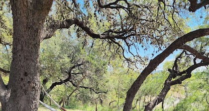 Nueces River Front Cottage, 2 bedroom with all the comforts.