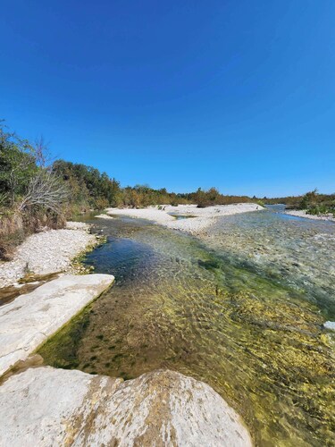 Nueces River Front Cottage, 2 bedroom with all the comforts.