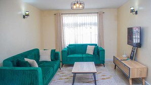 Comfort Apartment, City View | Ruang tamu | 24 inci sebuah televisyen pintar dengan digital 