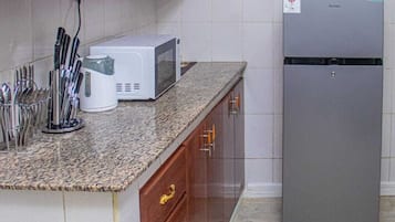 Comfort-huoneisto, kaupunkinäköala | Yksityinen keittiö | Jääkaappi, mikroaaltouuni, keittoastiat/astiat/ruokailuvälineet